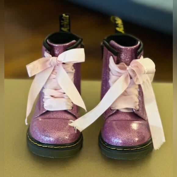 Dr. Martens 1460 Glitter T Boots
Pink Sparkle Girls Toddler US 9
(EU 26) NWOT - Picture 3 of 15